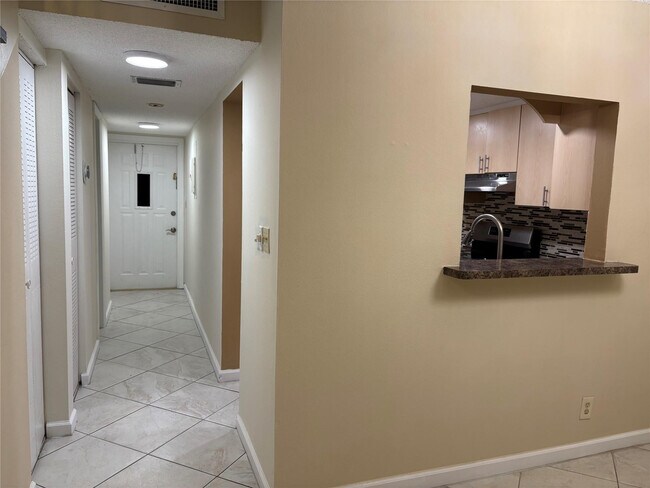 Photo - 2831 Pierce St Unidad 100