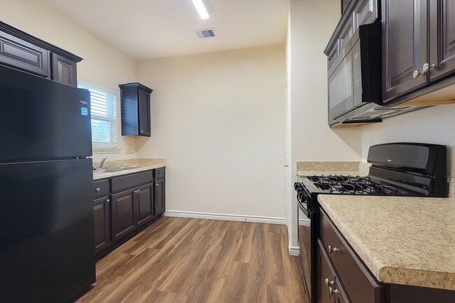 Photo - 649 W 18th St