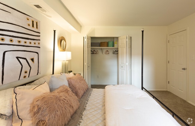 2BR, 2BA - 899 SF