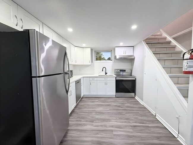 Building Photo - 20 W 4th St Unit lower