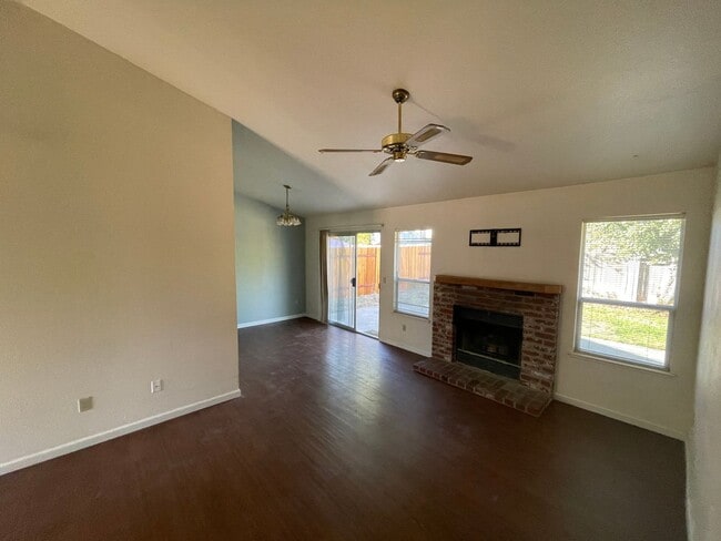 Photo - 604 Hovey Way