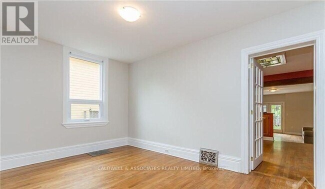 Photo - 245 MacKay St