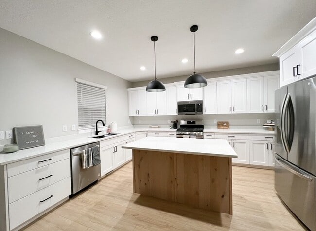 Photo - 1015 W 200 N