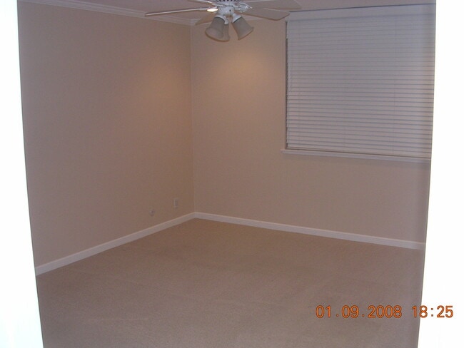 Building Photo - 200 Elm St Unit 108