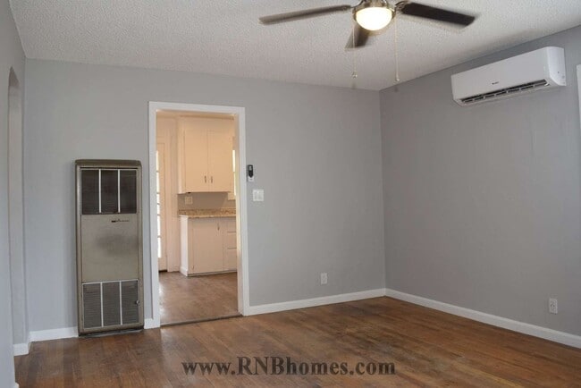 Photo - 440 Lampasas Ave