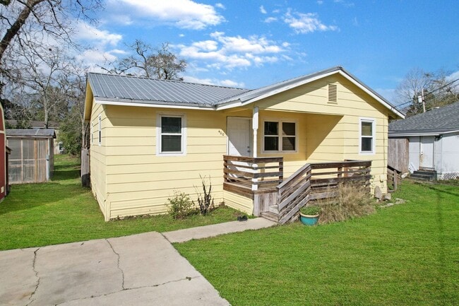 Photo - 3 bedroom 1 bath house in Midtown available Mid- August