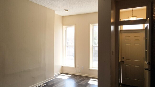 Photo - 2133 Division St