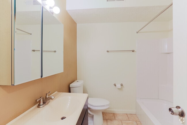 2BR, 1.5BA - 1036SF