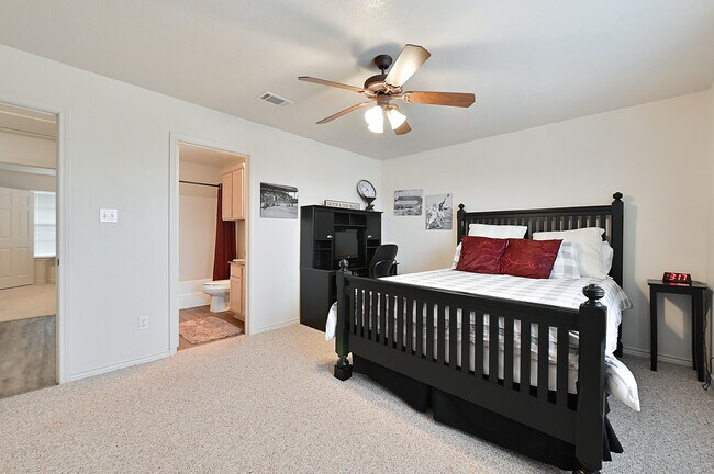 Photo - Holleman Village Apartamentos