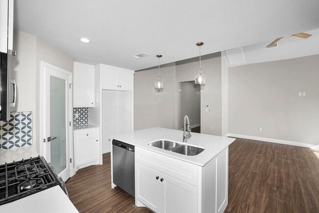 Photo - 7628 Woodford Ave