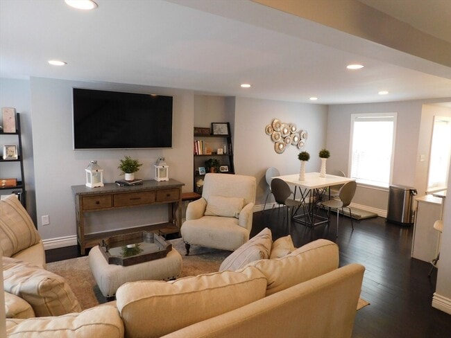 Building Photo - 215 Bolton St Unit 1