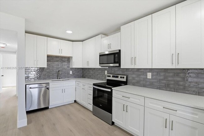 Building Photo - 1400 NE 43rd Ct