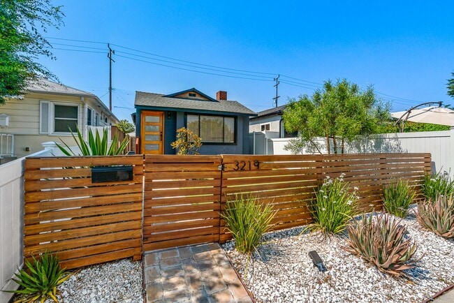 Building Photo - Move-in ready Magnolia Park gem — modern f... Rental