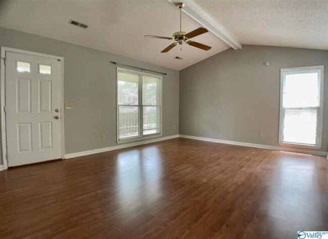 158 Hollington Dr NE