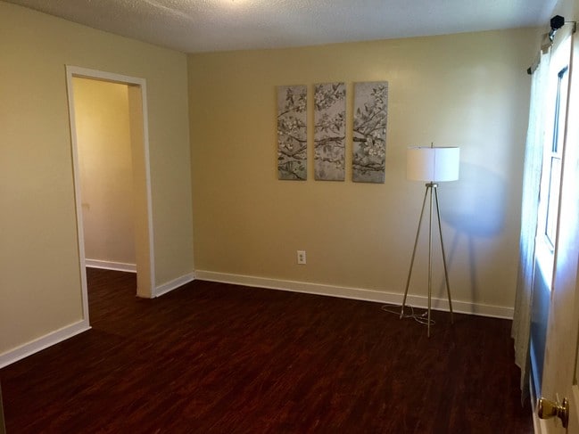 Photo - Thompson Court Apartments