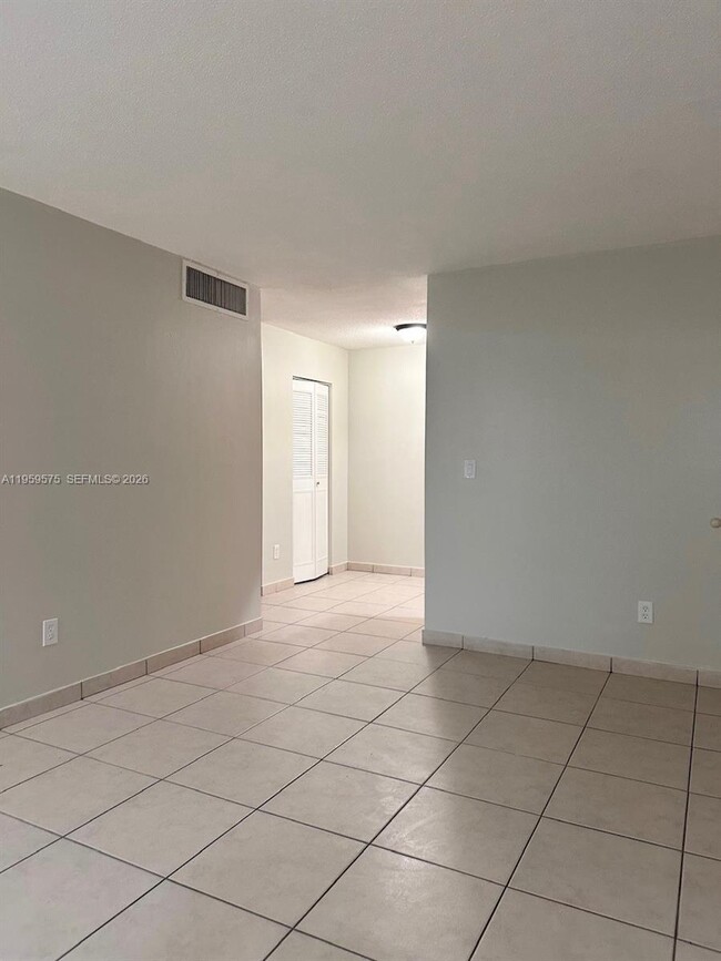 Photo - 10786 N Kendall Dr Unidad D13