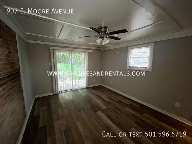 Photo - 907 E Moore Ave
