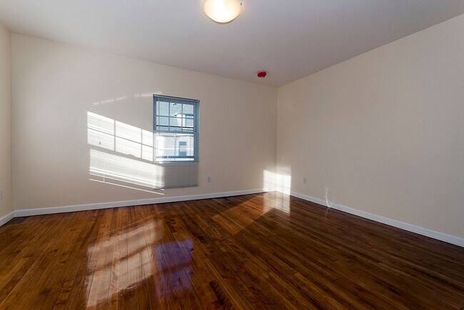 Photo - Nicely renovated, pet friendly 3 bed 3.5 bath unit for September!