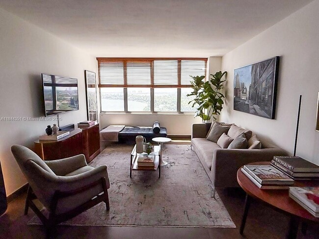 Building Photo - 7441 Wayne Ave Unit 9B