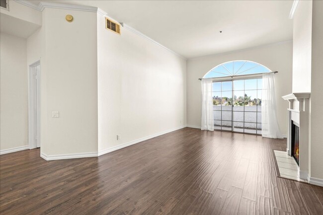 Top-Floor Condo in the Heart of Sherman Oaks - Top-Floor Condo in the Heart of Sherman Oaks Unidad 407