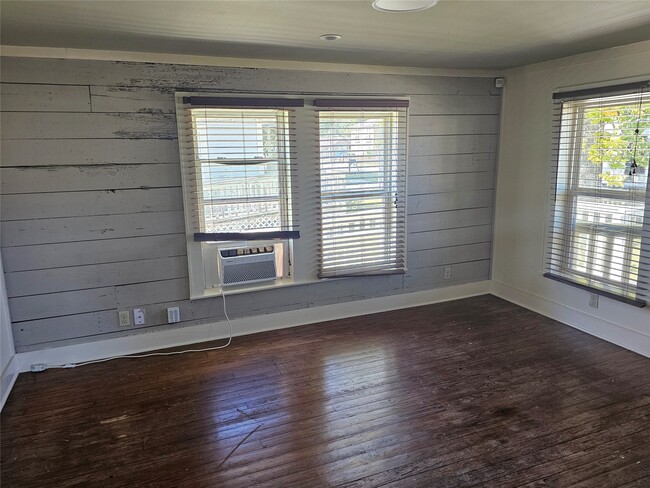 Photo - 5118 Pine Ave