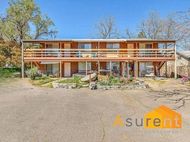 Building Photo - Charming 2-Bedroom 4-plex in Prime Ashland Location Available Now!