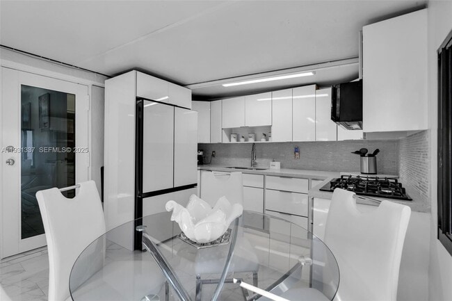 Building Photo - 2140 W 53rd St