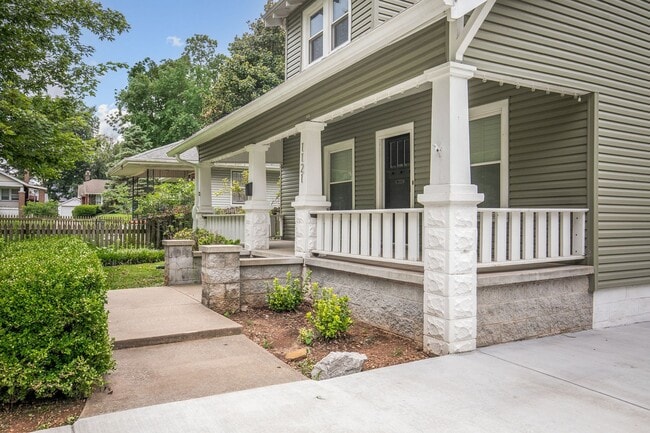 1121 S Roanoke Ave