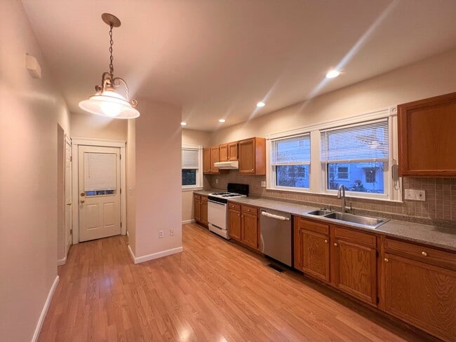 Building Photo - 110 W Quincy St Unit 1