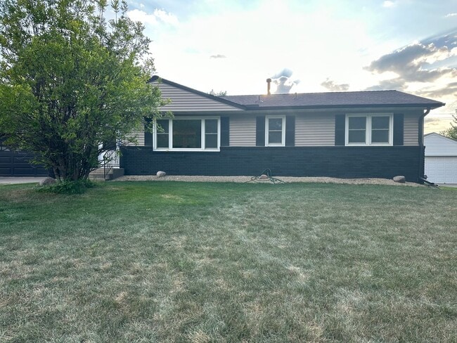 Updated 3 BR/2 BA home in a great Eagan ne... - Updated 3 BR/2 BA home in a great Eagan ne...