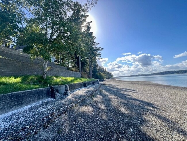 Building Photo - Beachfront Cabin - Water Included Rental