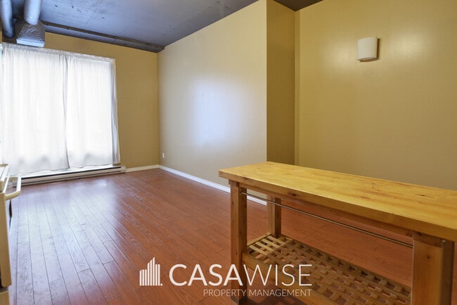 Photo - 10024-10024 Jasper Ave