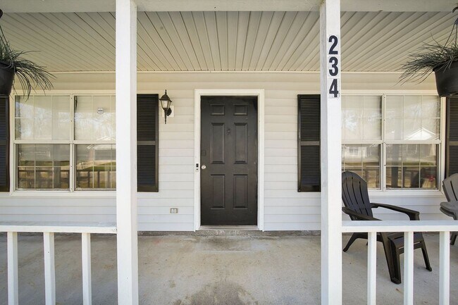 Photo - Charming Cape Cod-Style Home with 4 Bedrooms in Savannah, GA