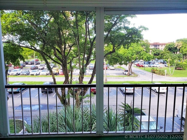 4156 Inverrary Dr Unit 305