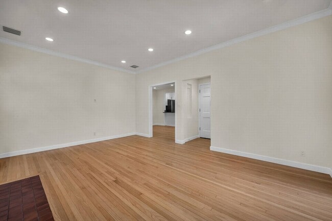 Photo - 2828 Avenel St