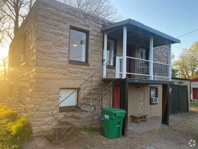 Building Photo - Upstairs 2 Bedroom in Perry! Unit 2 Rental