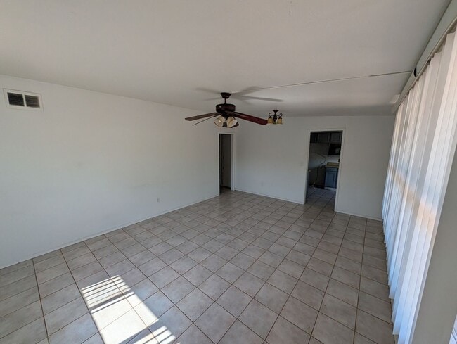 Photo - 523 W 16th St