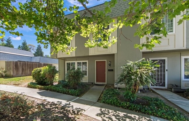 Photo - 1811 Queen Victoria Way