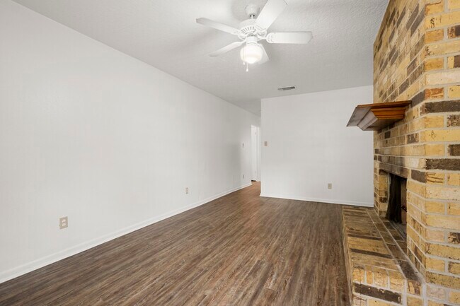 Photo - 3004 Manor Ln Unit B