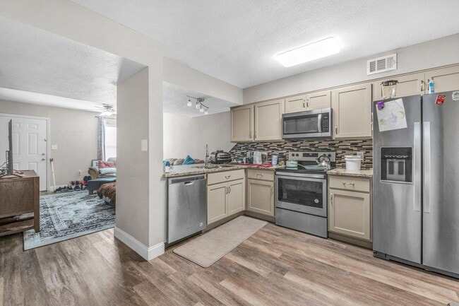 Building Photo - 702 Terrance Ct