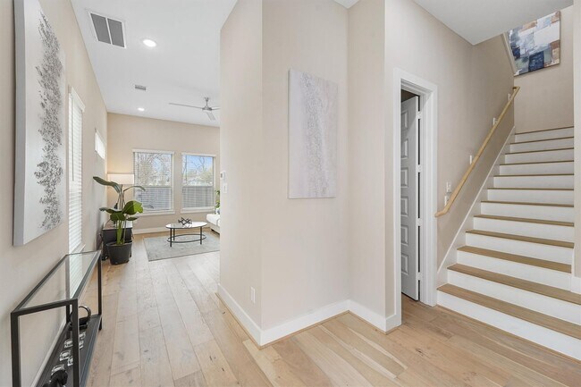 Building Photo - 303 Queen Sude Ln