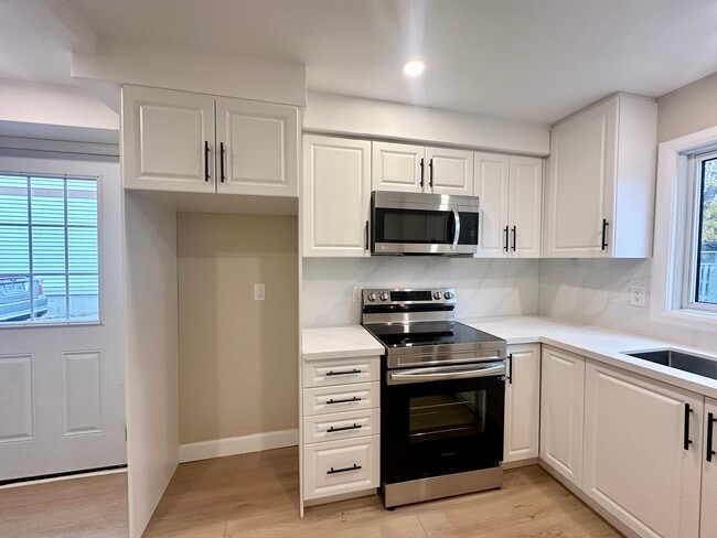 Building Photo - 751 Hillcroft St Unit 2