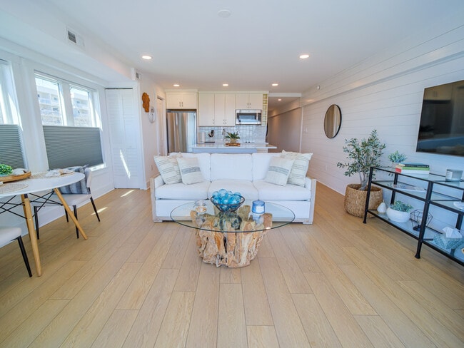 Photo - 321 6th St S