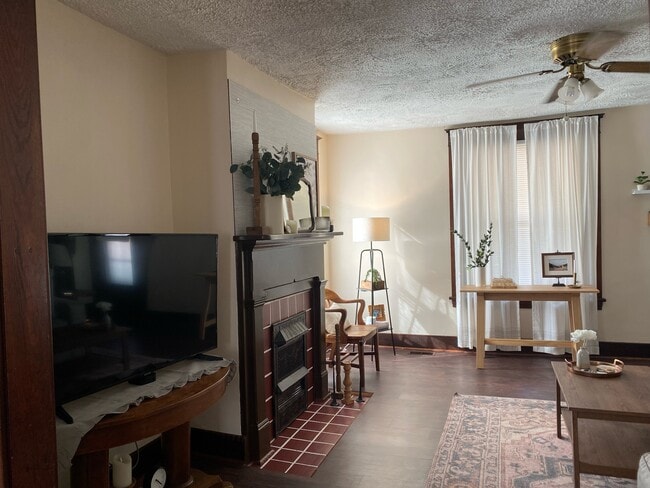 Living room - 403 E Penn St