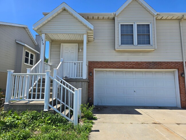 Building Photo - 3 Bedroom 2.5 Bathroom Duplex in Bloomington