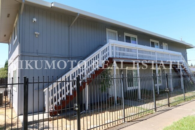 Building Photo - 2213 15th Ave Unit 1