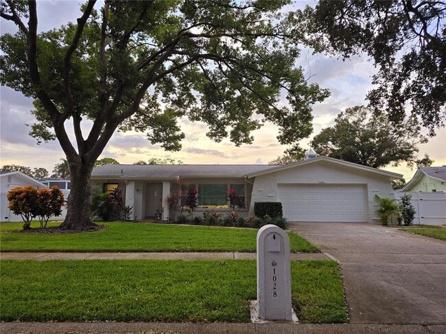 Photo - 1028 Chinaberry Rd House