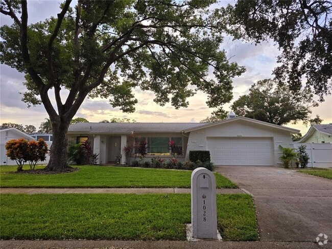 Building Photo - 1028 Chinaberry Rd Rental