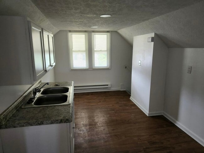 Photo - 1870 Haldane Rd