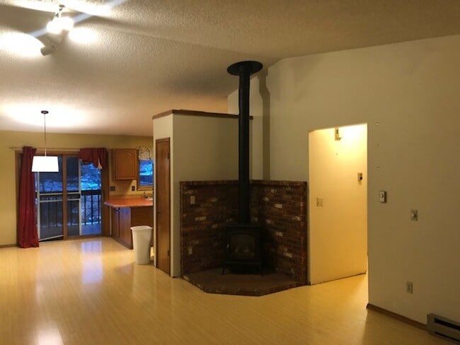 Building Photo - 2 Bedroom Apartment Near MSU! Small Dogs W...